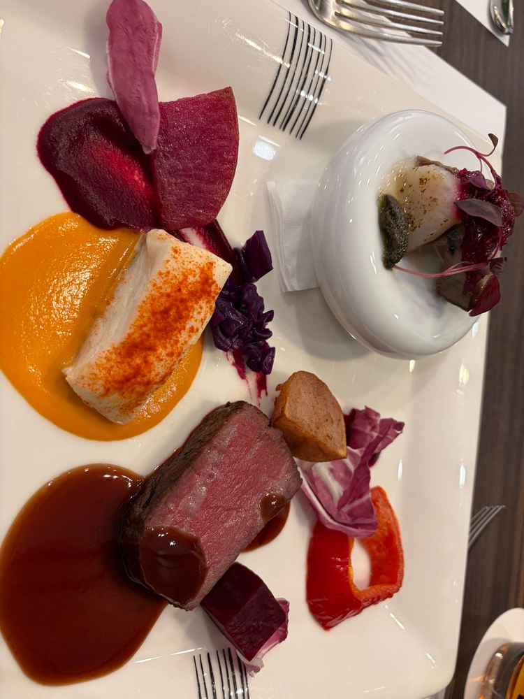コース料理の一部を提供していただき、お魚料理は美味しかったが、お肉にすじがあったのが少し残念。