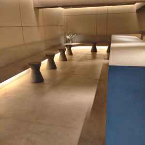 待合スペースは結婚式場の待合スペースとは思えない空間で、参列者の印象に残ると思います。