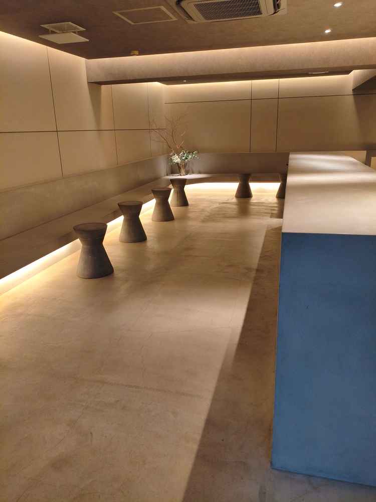 待合スペースは結婚式場の待合スペースとは思えない空間で、参列者の印象に残ると思います。