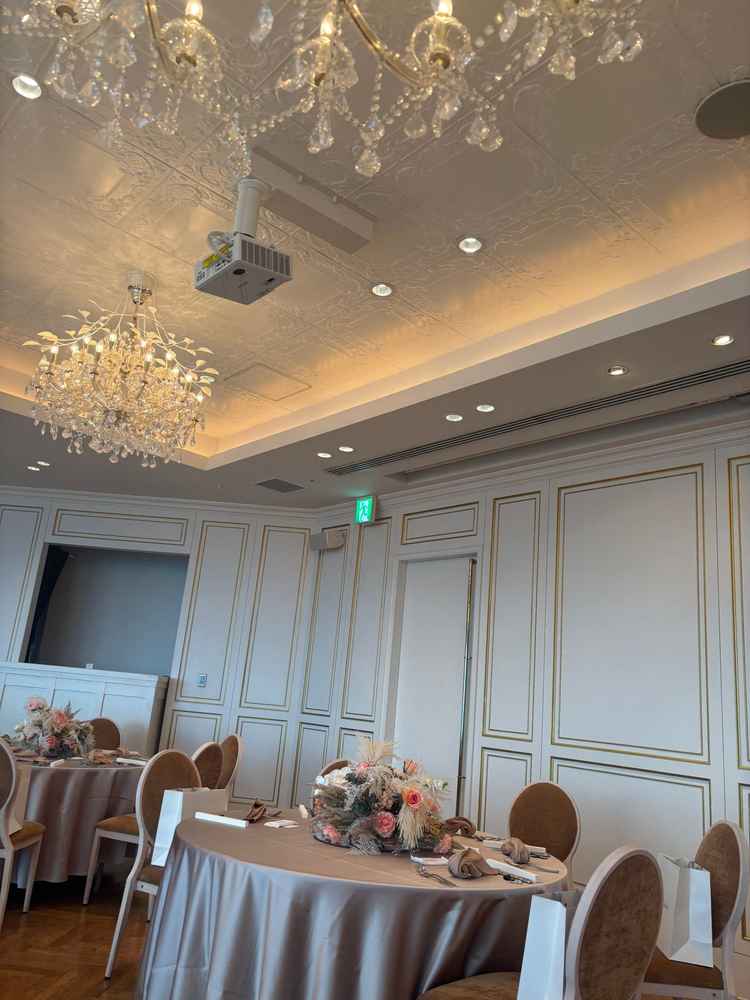 披露宴会場のテーブル、シャンデリア