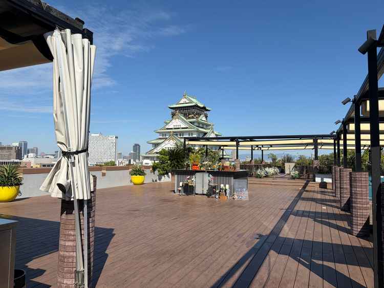 屋上からは大阪城。ここで挙式をあげることも可能。