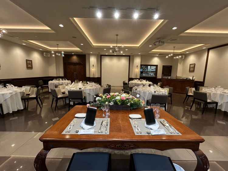 もう一つの披露宴会場。こちらは背面にガラス越しに緑がありました。