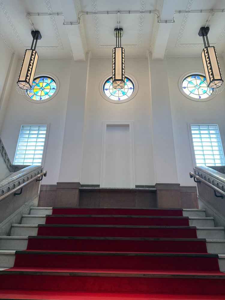 会場の赤絨毯の階段。