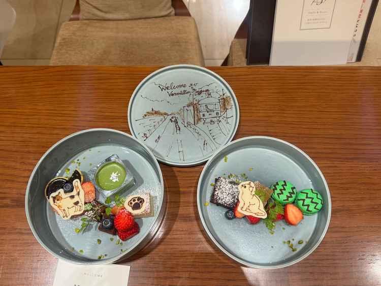 試食のデザート。こちらも一つ残らずおいしかった。猫ちゃんのチョコイラストもとても上手で可愛かった。