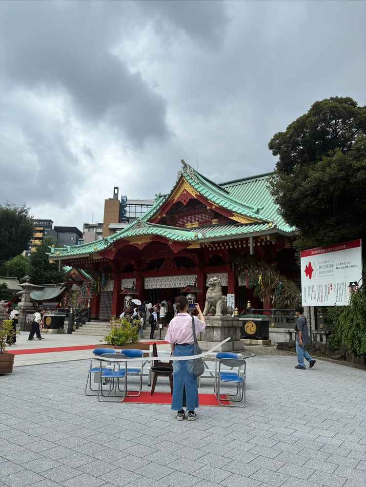 御本殿をバックに集合写真を撮れる。このエリアは貸し切れないため一般の人々も映る可能性は大いにある。