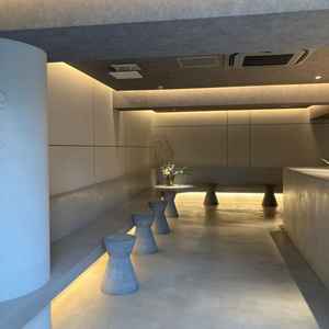 エントランスは石を基調にした、スタイリッシュで落ち着いたデザインだった。