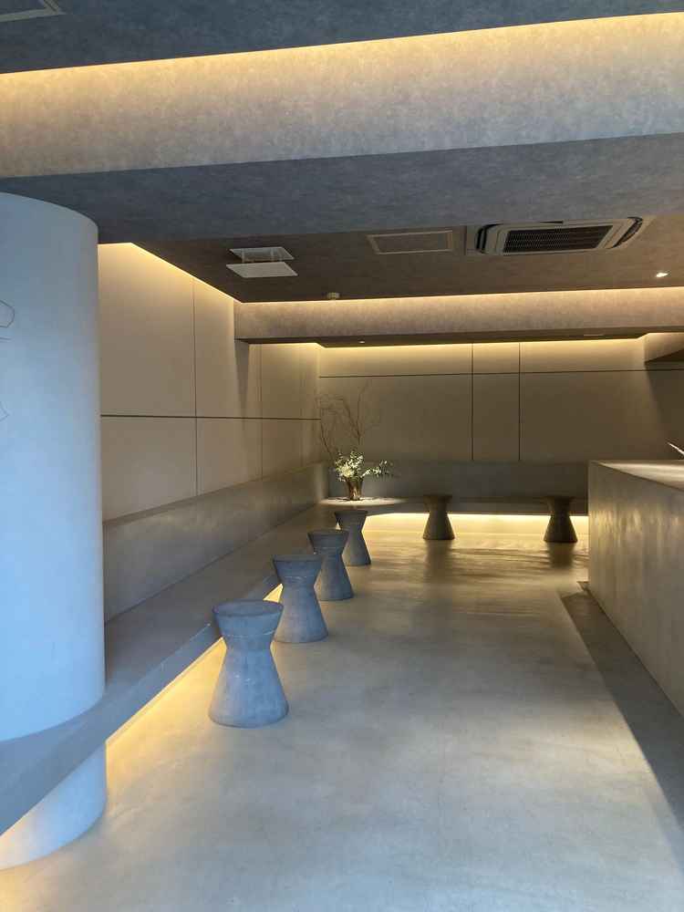 エントランスは石を基調にした、スタイリッシュで落ち着いたデザインだった。