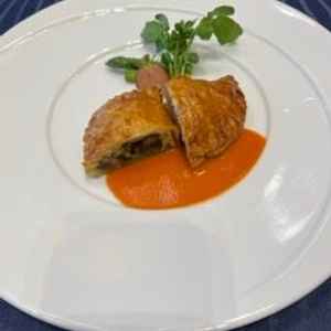 最も高額コース「花結」の魚料理で、帆立とあわびのパイ包み。ここまでの料理は味薄めだが、インパクト有り