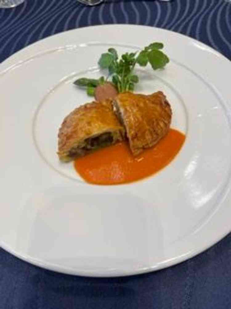 最も高額コース「花結」の魚料理で、帆立とあわびのパイ包み。ここまでの料理は味薄めだが、インパクト有り