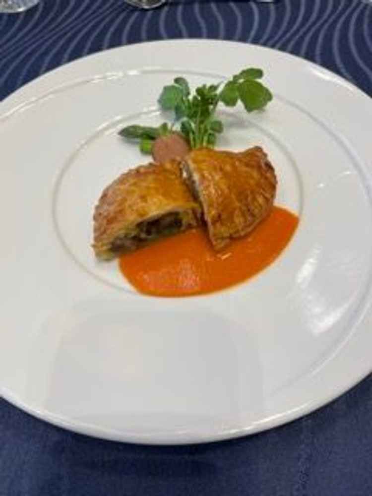 最も高額コース「花結」の魚料理で、帆立とあわびのパイ包み。ここまでの料理は味薄めだが、インパクト有り