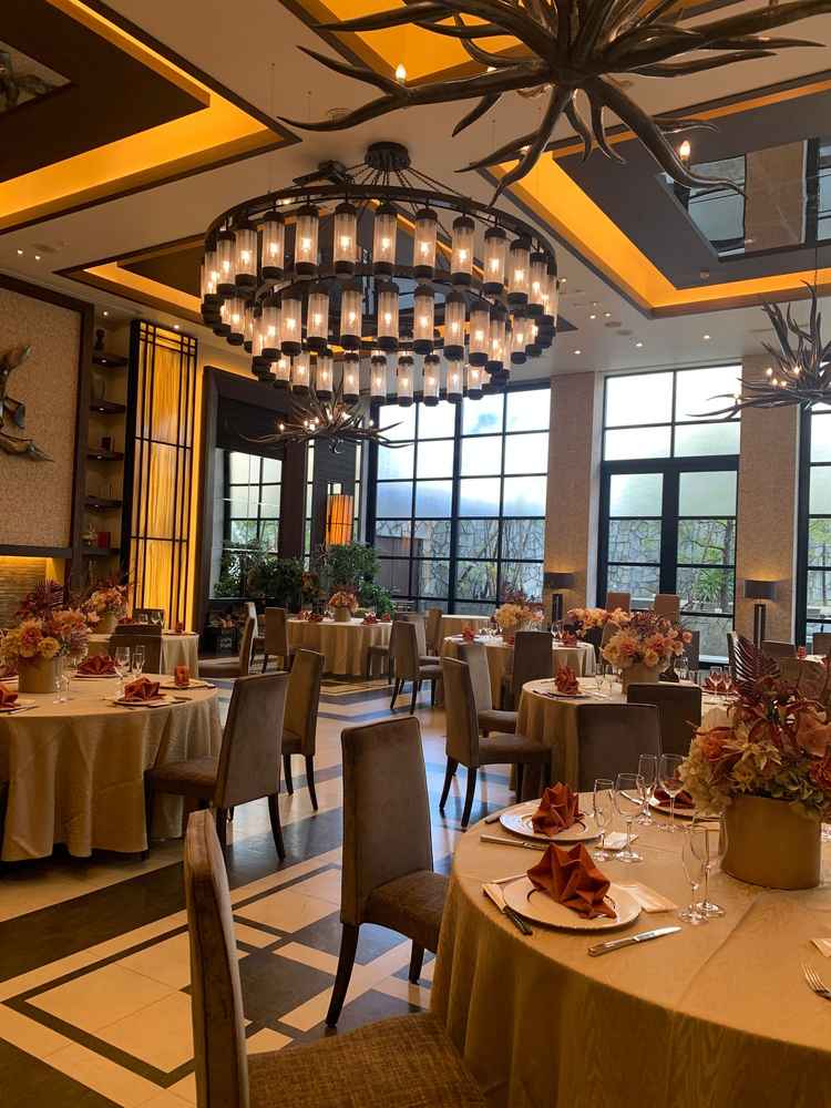 ストーンヒルズの披露宴会場は温かみがあってクラシカルな雰囲気で、壁の装飾がおしゃれだった。