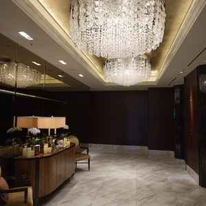 エレベーターをおりた、ウェルカムスペースです。シャンデリアは美しく、ゲストたちを迎え入れる場所。