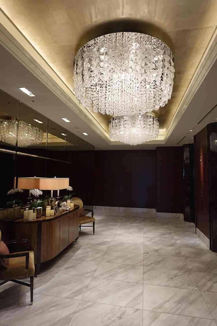エレベーターをおりた、ウェルカムスペースです。シャンデリアは美しく、ゲストたちを迎え入れる場所。