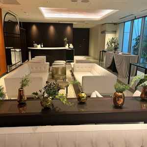 白とブラウンのコントラストが上品で、ゲストがゆったり過ごせる落ち着いた空間に感じた。