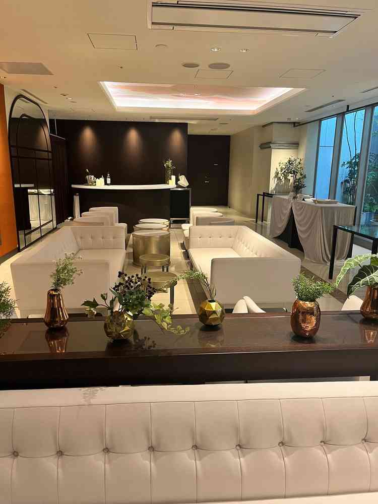 白とブラウンのコントラストが上品で、ゲストがゆったり過ごせる落ち着いた空間に感じた。