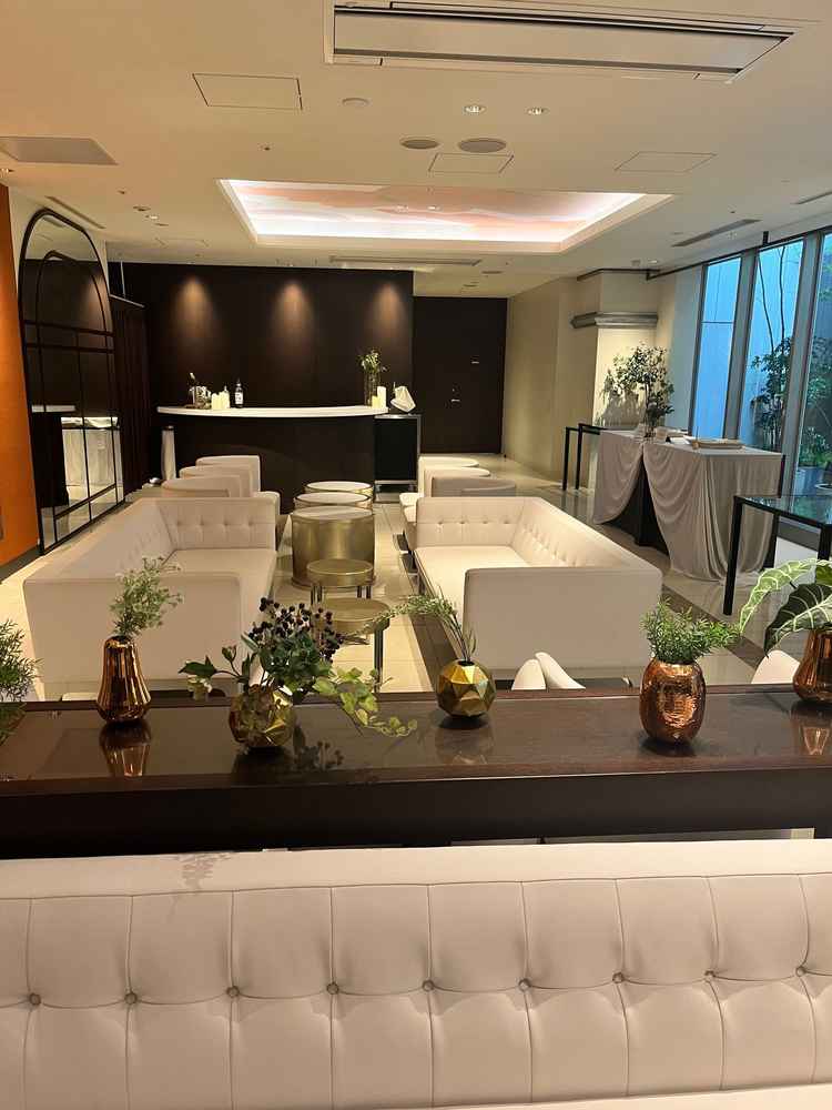 白とブラウンのコントラストが上品で、ゲストがゆったり過ごせる落ち着いた空間に感じた。