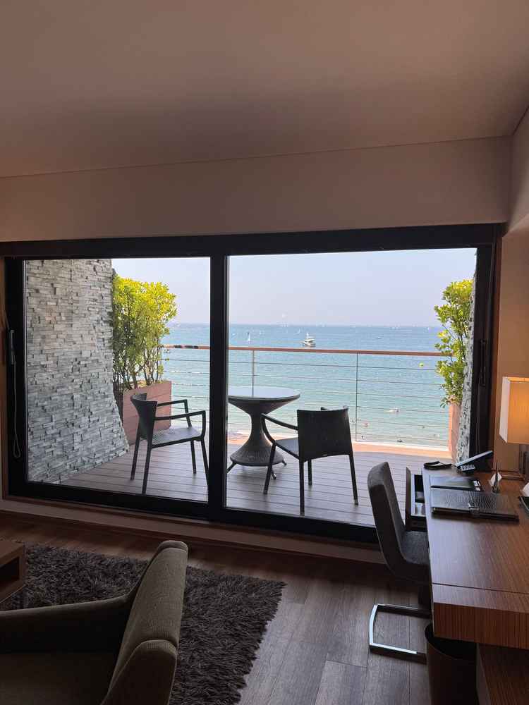 新郎新婦の控室になるお部屋の写真。オーシャンビューでリゾート感を存分に感じられる贅沢な空間でした。