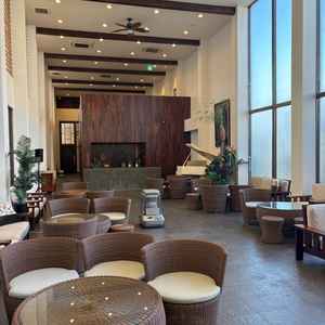 南国の雰囲気漂う待合スペースがとても広く清潔感がありました。