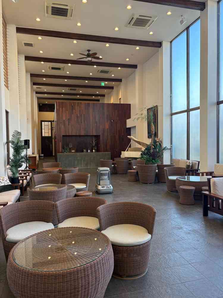 南国の雰囲気漂う待合スペースがとても広く清潔感がありました。