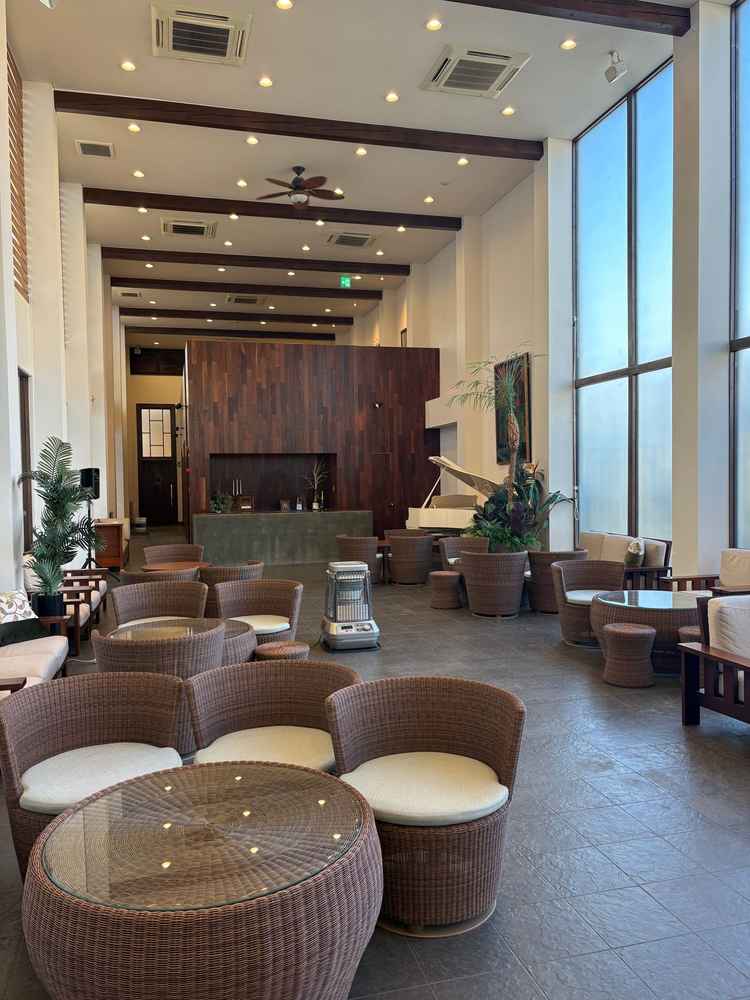 南国の雰囲気漂う待合スペースがとても広く清潔感がありました。