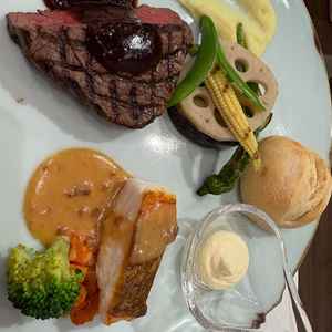 綺麗に盛り付けられたワンプレート試食。お肉が大変美味しく印象的でした