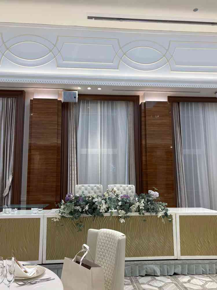 新郎新婦のテーブルとゲストのテーブルの距離が近いので、一体感があり素敵だった。