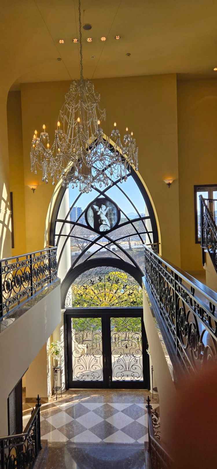 チャペル前。扉の奥が公園で四季を感じられる。