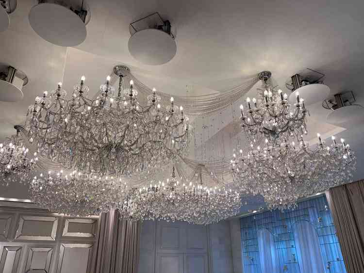 披露宴会場はシャンデリアが綺麗でした！