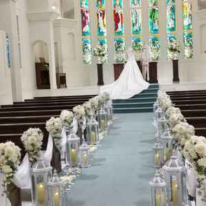 挙式会場です。ステンドクラスが素敵で洗練された感じです。