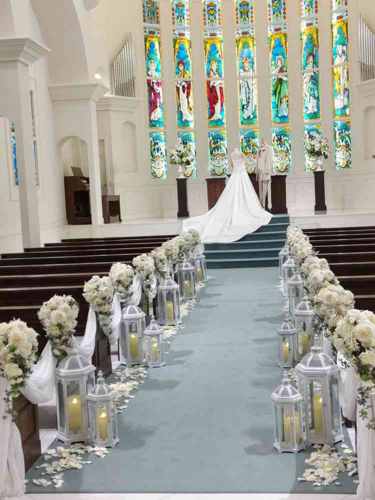 挙式会場です。ステンドクラスが素敵で洗練された感じです。