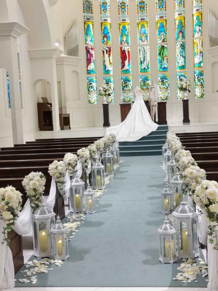 挙式会場です。ステンドクラスが素敵で洗練された感じです。