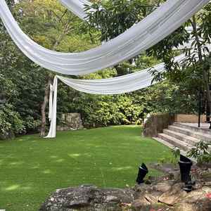 自然光がたっぷり差し込むチャペルがとても美しく、木の温もりと緑の調和が心に残りました。