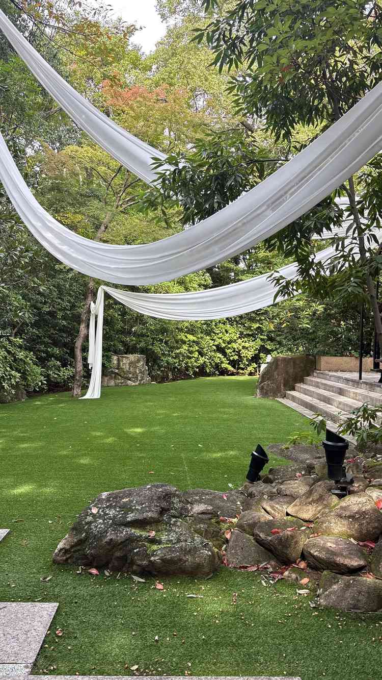 自然光がたっぷり差し込むチャペルがとても美しく、木の温もりと緑の調和が心に残りました。