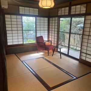 新郎新婦の身支度部屋の写真。中庭が望める景色が趣を感じた。