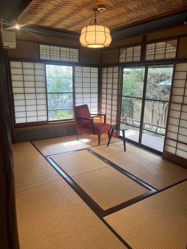 新郎新婦の身支度部屋の写真。中庭が望める景色が趣を感じた。