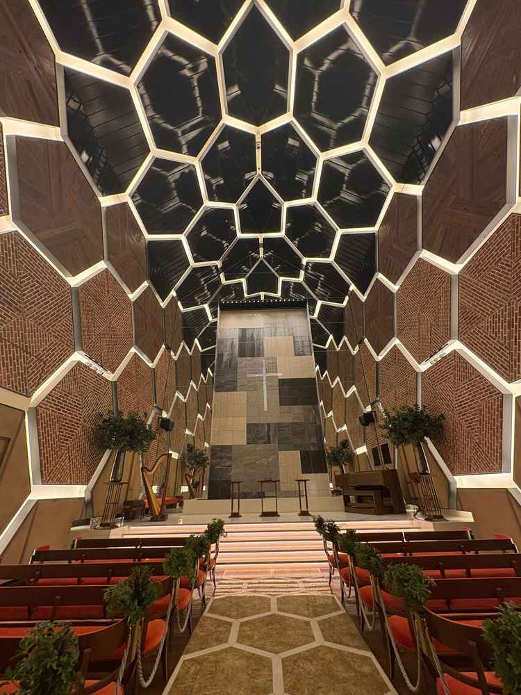 写真を見て良いと思っていたチャペルは実際入ってみると予想以上で圧倒された。