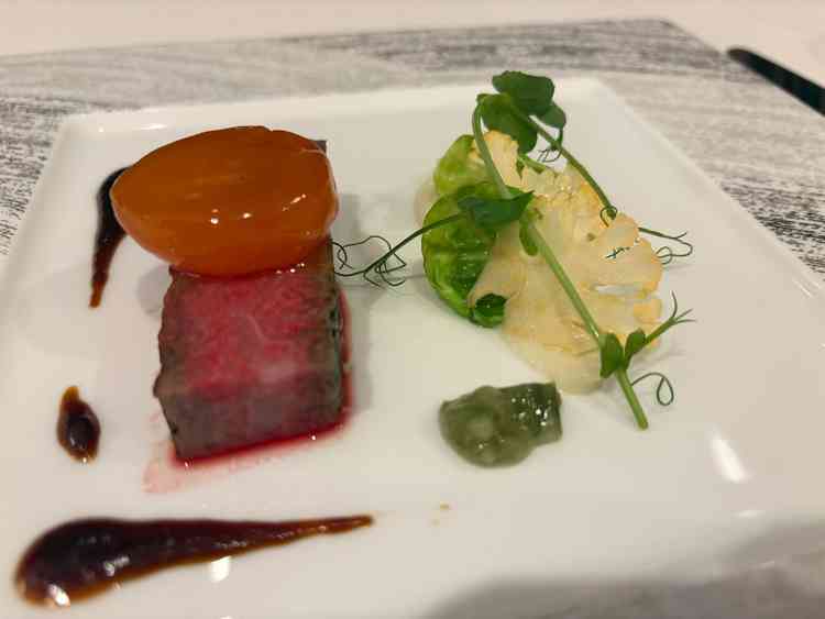 試食メインの牛肉はとても美味しかったです。特に卵黄のだし醤油漬けが印象的でした。