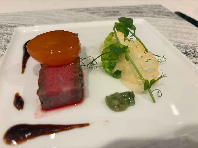 試食メインの牛肉はとても美味しかったです。特に卵黄のだし醤油漬けが印象的でした。