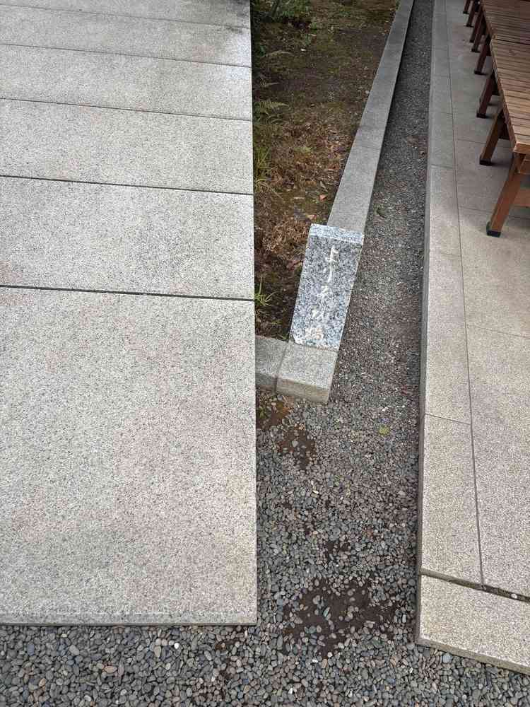 神社内のよりそひ橋