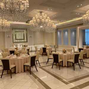 まさに花嫁にピッタリと似合う様な披露宴会場。妻と2人でこちらの会場を見学するとイメージが湧いてきます