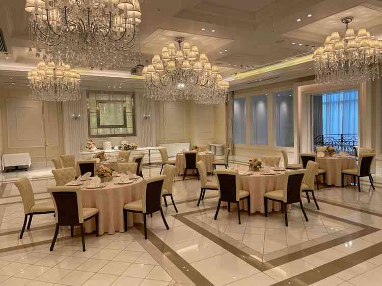 まさに花嫁にピッタリと似合う様な披露宴会場。妻と2人でこちらの会場を見学するとイメージが湧いてきます