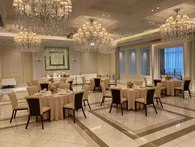 まさに花嫁にピッタリと似合う様な披露宴会場。妻と2人でこちらの会場を見学するとイメージが湧いてきます