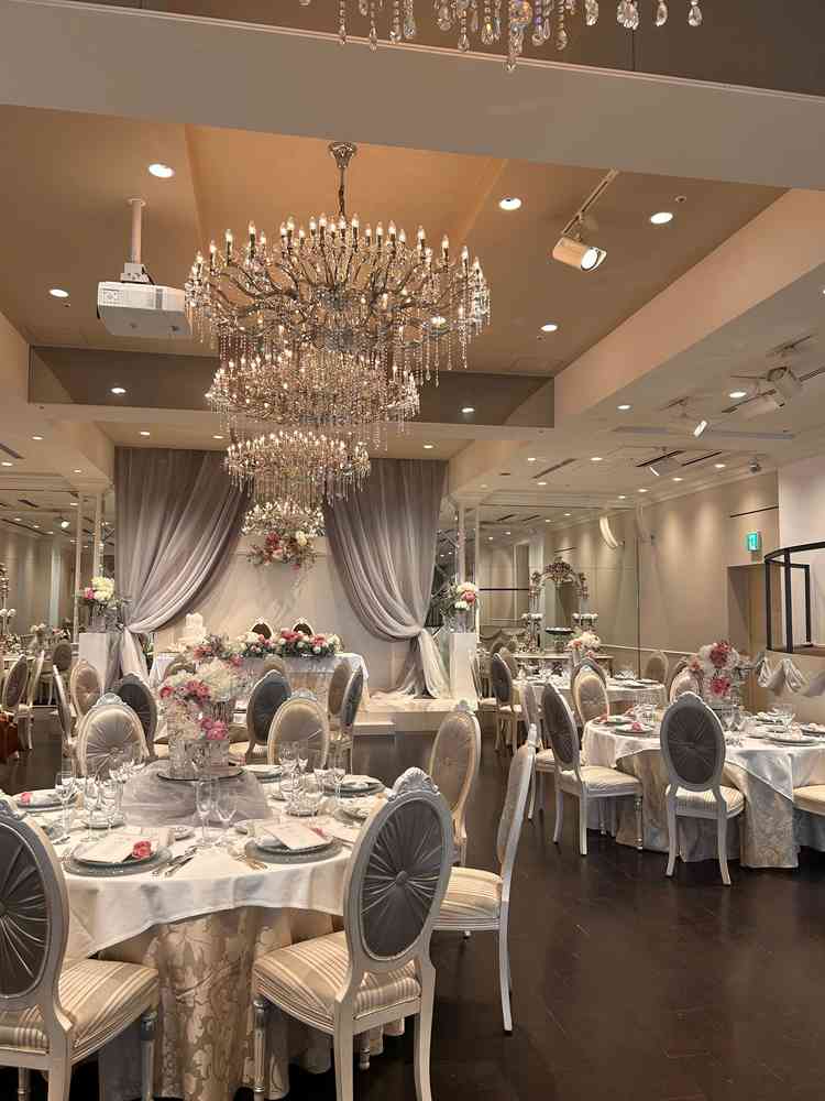 披露宴会場1 プロジェクションマッピングが素敵で、絶対やりたい！と思った