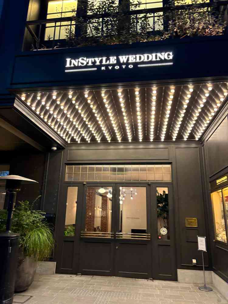 入り口。日没後の写真ですが明るく煌びやか。