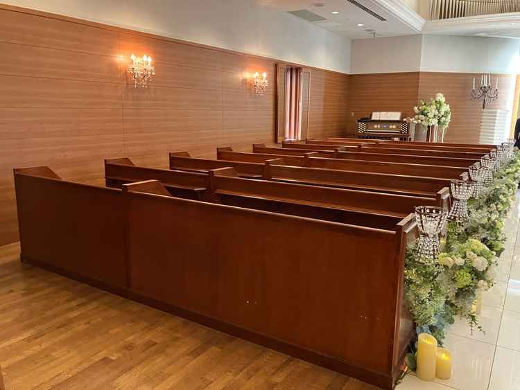 チャペル左側席の写真。会場のお花(造花)やキャンドルなどは備え付けで、この装飾のままお式が可能です。