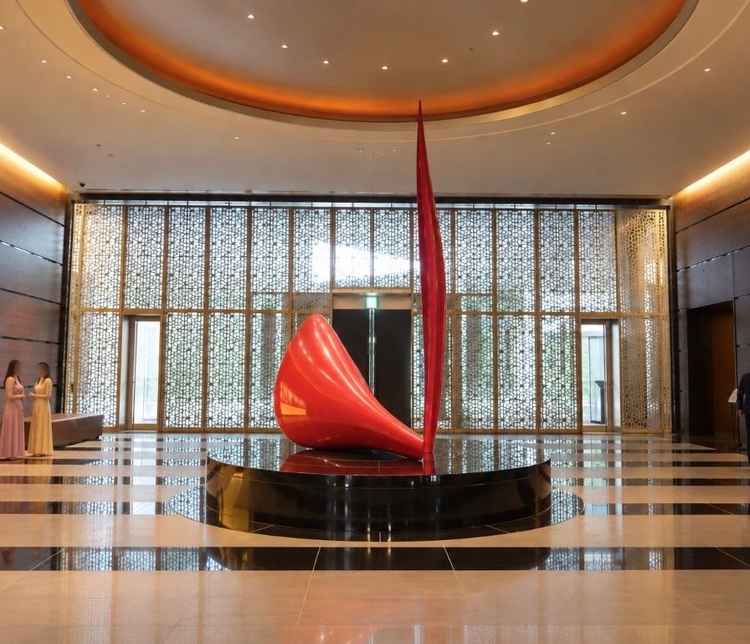 ホテル全体に美術館のようなアートが点在