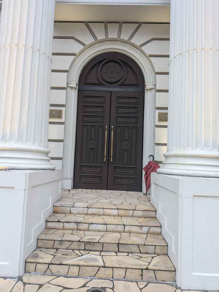 入口ドアの写真。当日は新郎新婦のみはいることができる。