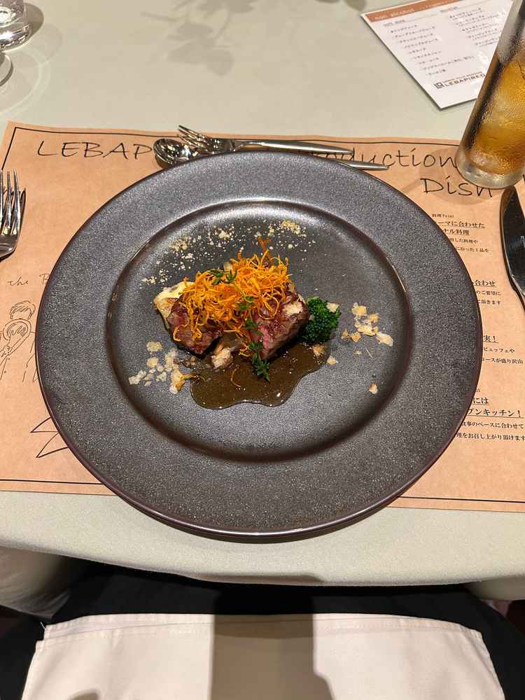 フランベされたお肉の試食。前菜、メイン、ケーキをいただきましたが、全てがとても美味しくかったです。