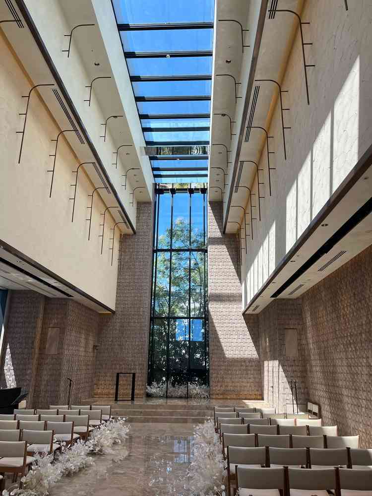 バージンロード入り口から見たチャペルの印象