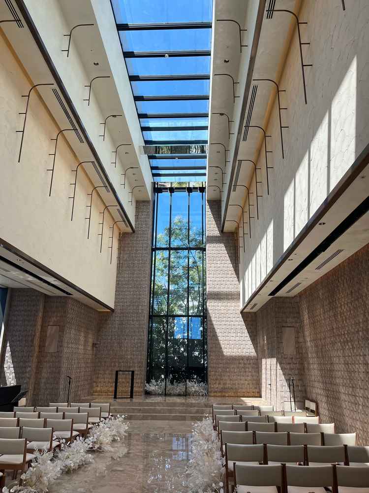 バージンロード入り口から見たチャペルの印象